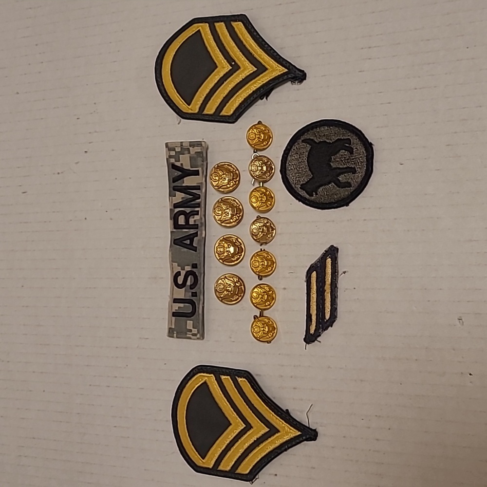 16 Army Patches and Buttons